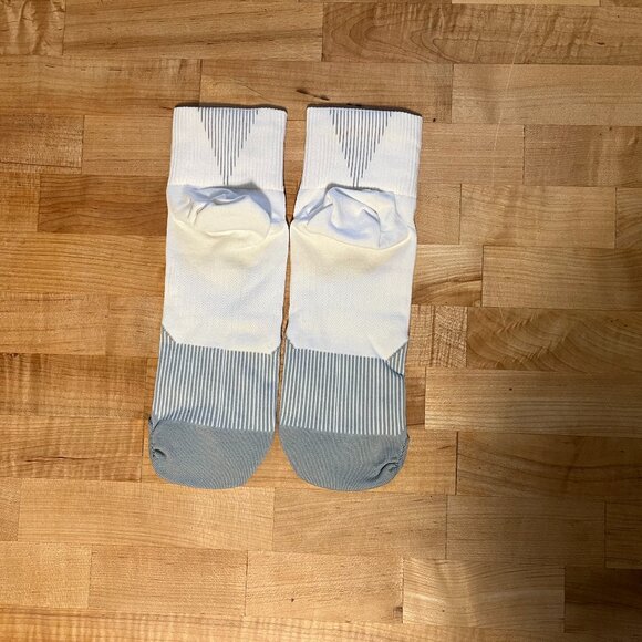 Men's Medium 8-9.5 Nike Spark Lightweight Dri Fit Quarter Crew Running Socks - Picture 2 of 3